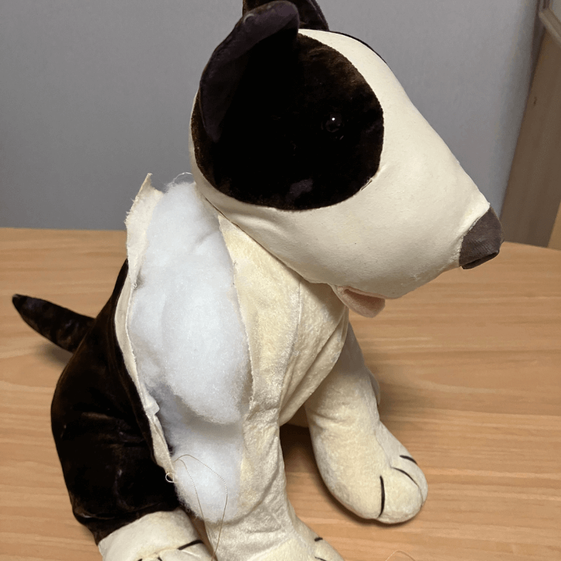 修理前の犬のぬいぐるみ
