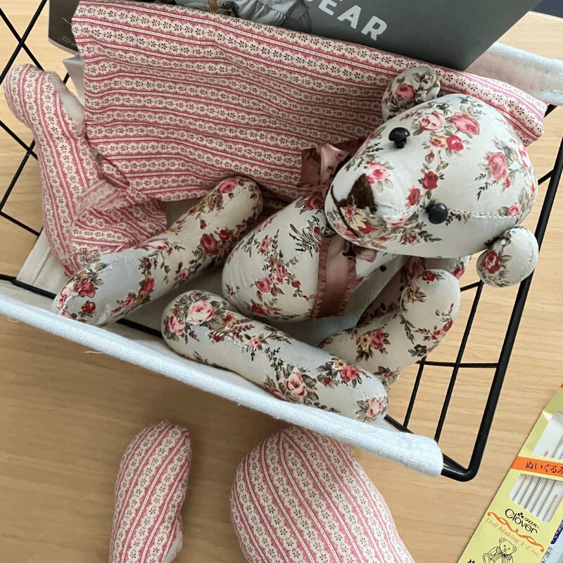 パーツがばらばらになったままのテディベア